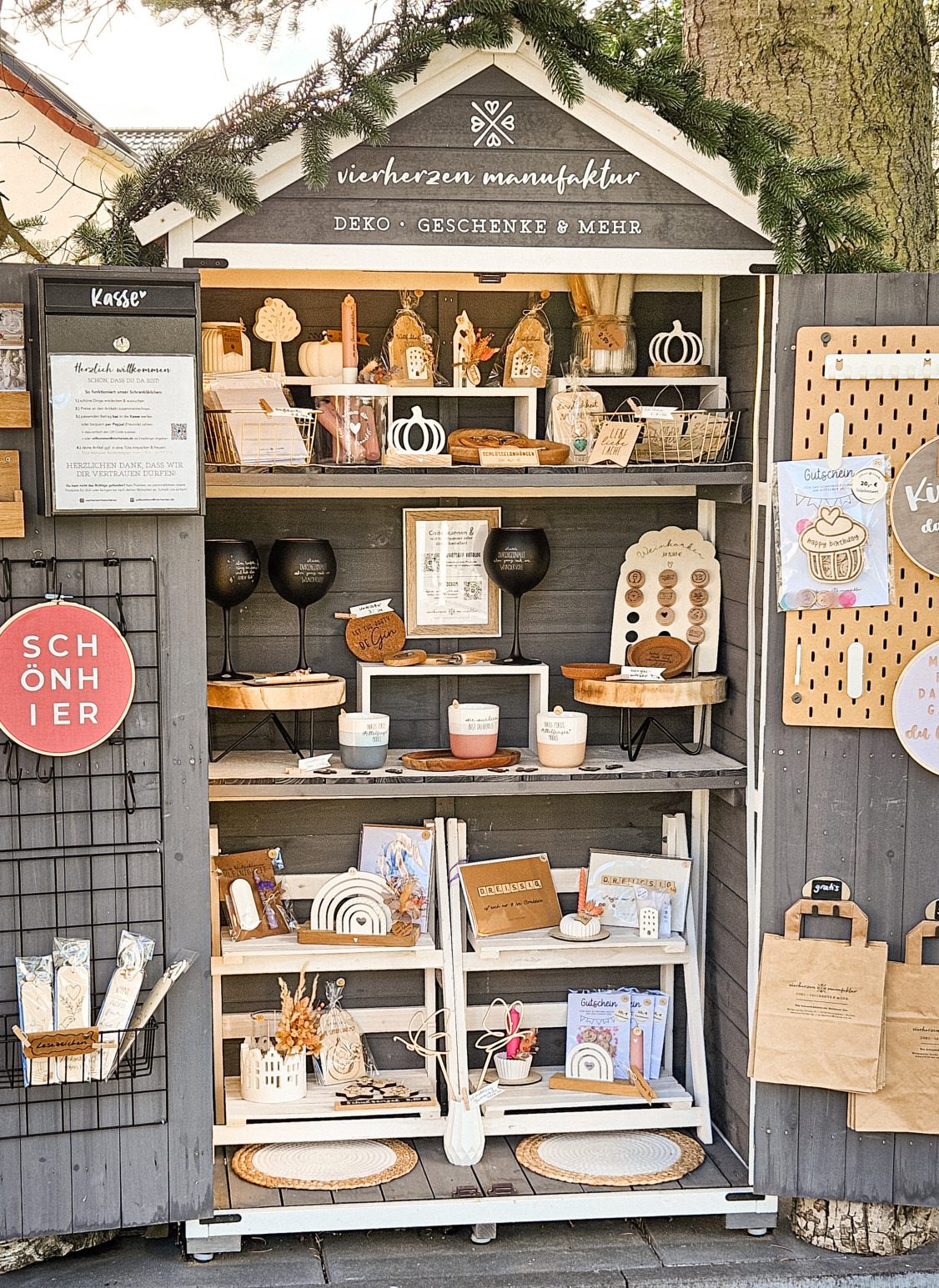 Unser Schranklädchen mit handgemachten Produkten und Dekorationen. Unser Schranklädchen mit handgemachten Produkten und Dekorationen.